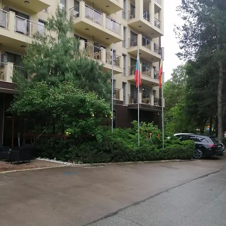 Golden Line Park Aparthotel
